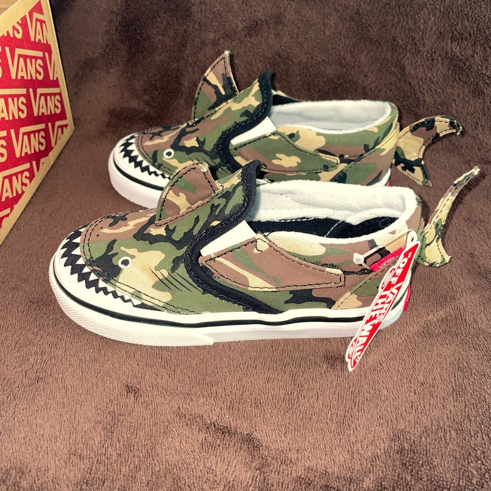 VANS Camouflage Shark Slip-ons